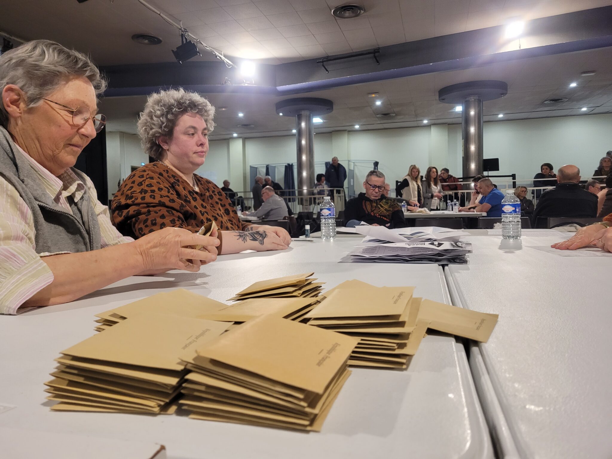 Le dépouillement à la salle des fêtes d'Embrun © ram05