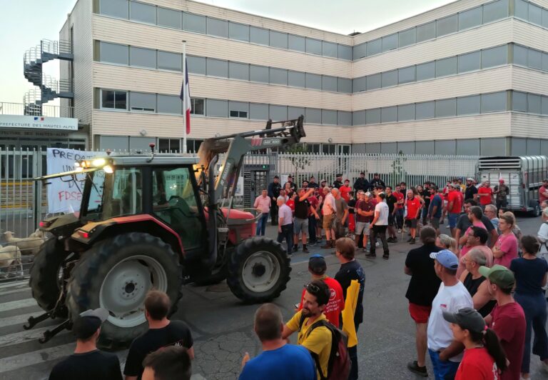 Un rassemblement s'est tenu ce 5 août devant la préfecture.